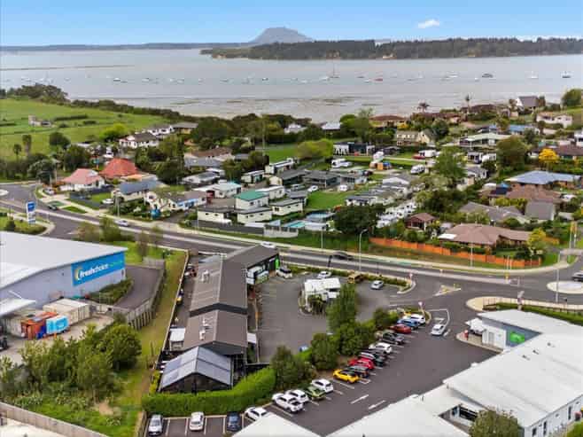 Multi-tenanted investment on large freehold site