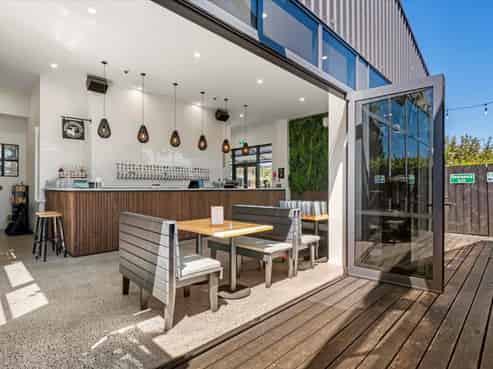 Multi-tenanted investment on large freehold site