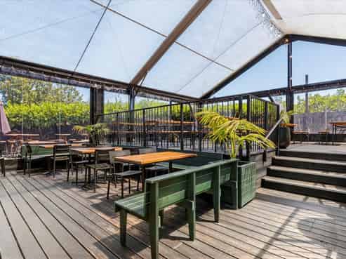 Multi-tenanted investment on large freehold site