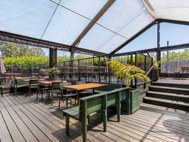 Multi-tenanted investment on large freehold site