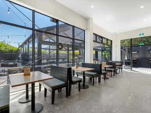 Multi-tenanted investment on large freehold site