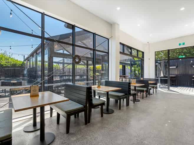 Multi-tenanted investment on large freehold site