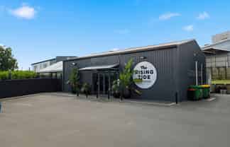 Multi-tenanted investment on large freehold site