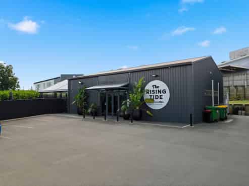 Multi-tenanted investment on large freehold site