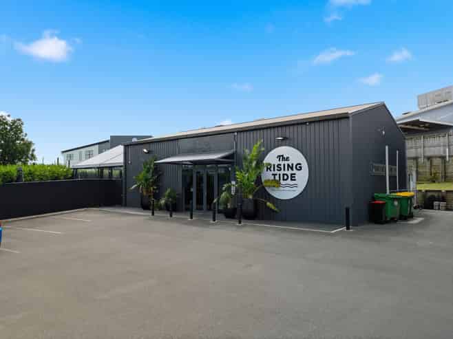 Multi-tenanted investment on large freehold site