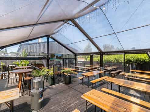 Multi-tenanted investment on large freehold site