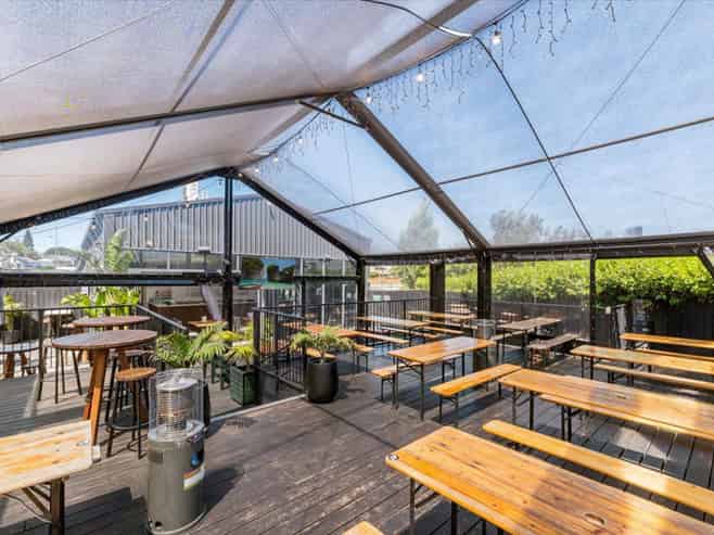 Multi-tenanted investment on large freehold site