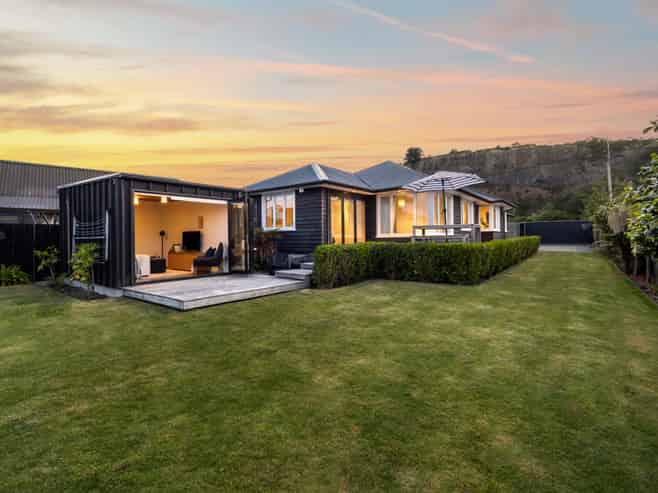 29 Main Road, Redcliffs