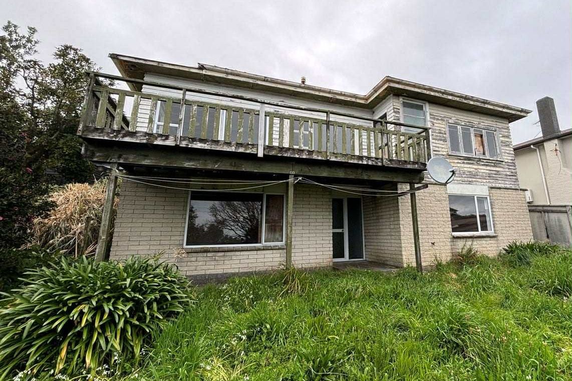 Elevated Gem with Sweeping Panoramic Views - Widok 3