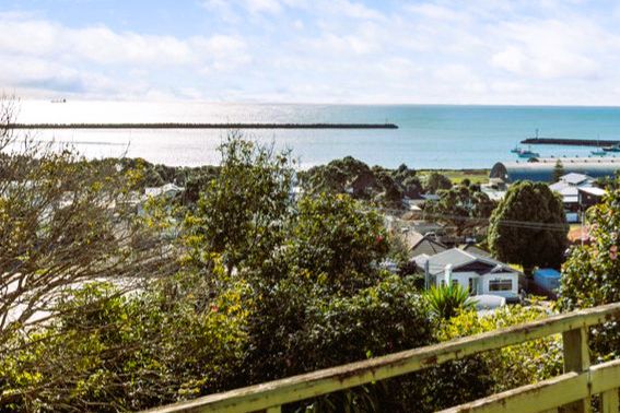 Elevated Gem with Sweeping Panoramic Views - Widok 5