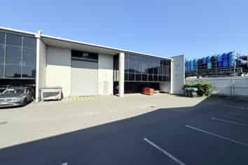 Modern Penrose Industrial Unit | 747 m2
