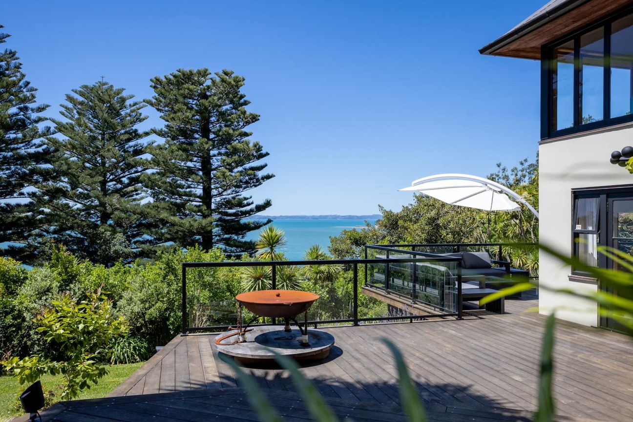 Parklike Coastal Retreat - Mehr
