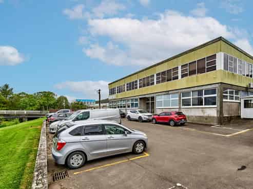 Fully tenanted office investment