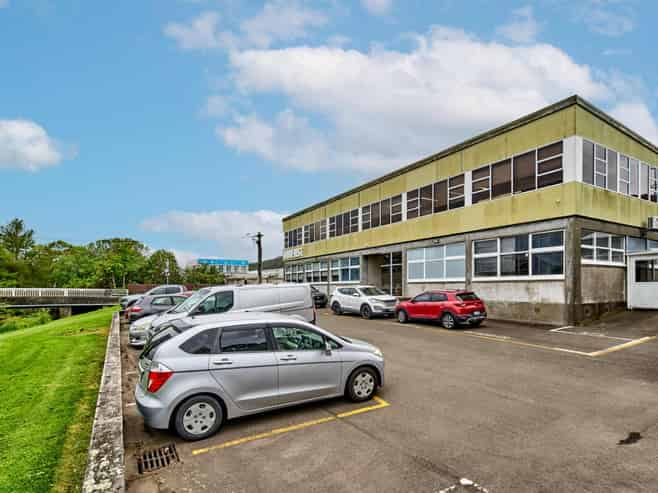Fully tenanted office investment