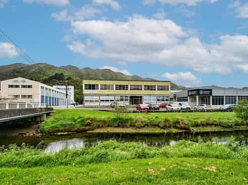 Fully tenanted office investment