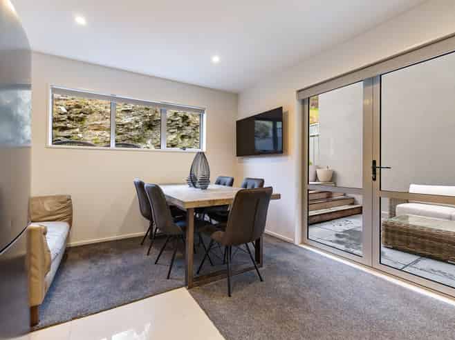 2B Vancouver Drive, Queenstown Hill