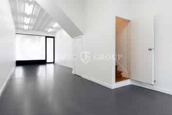 POLISHED RETAIL SPACE WITH HUGE STREET PRESENCE