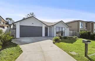 27 Surf View Crescent, Red Beach