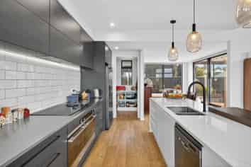 32 Carnaveron Drive, Lincoln