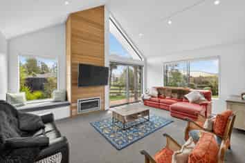 32 Carnaveron Drive, Lincoln