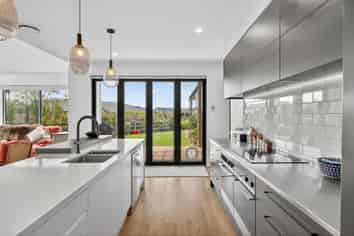 32 Carnaveron Drive, Lincoln