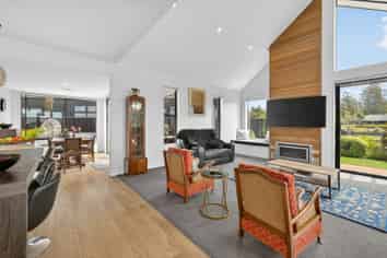 32 Carnaveron Drive, Lincoln