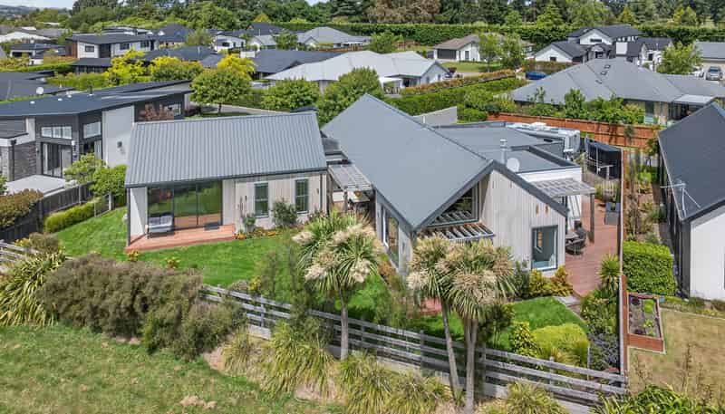 32 Carnaveron Drive, Lincoln