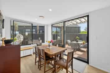 32 Carnaveron Drive, Lincoln