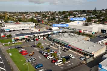 Standout Retail space - Howick Hotspot!