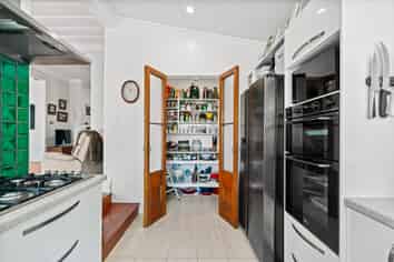 8 High Oaks Way, Avenues