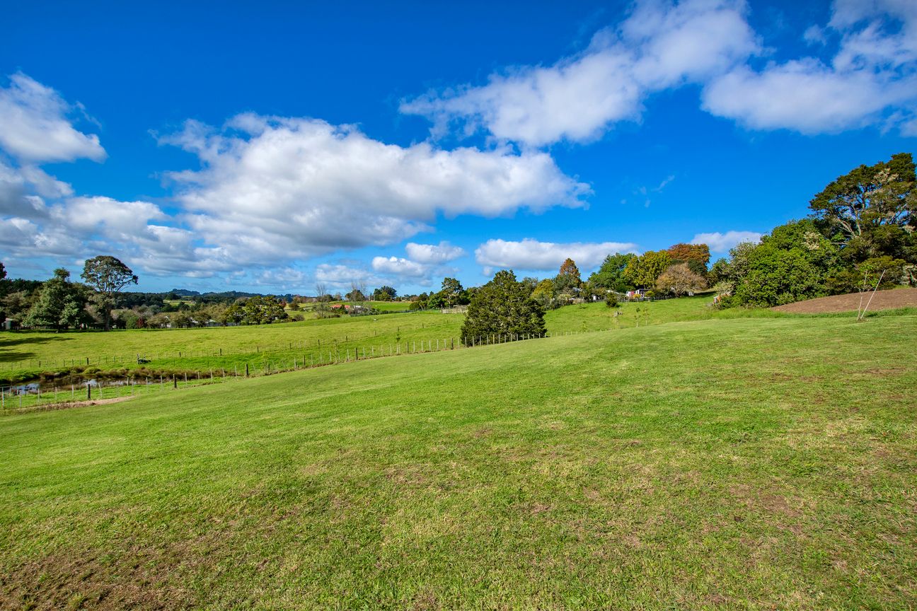 Blue Skies and Big Views Await - Więcej