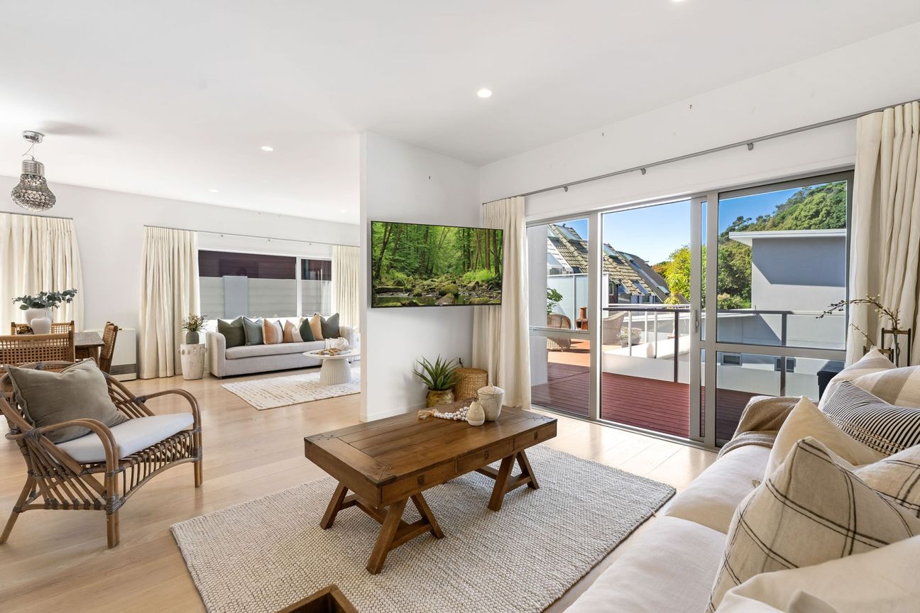 Central Mount with four car garaging - Vista 5