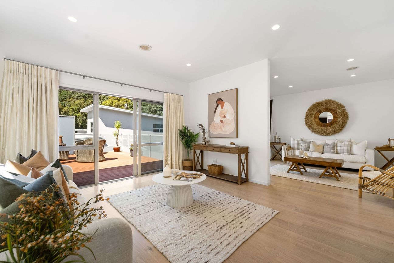 Central Mount with four car garaging - Vista 6