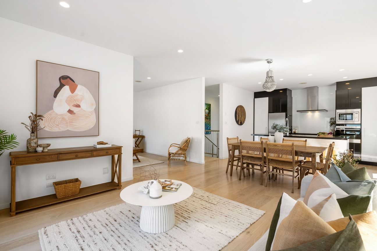Central Mount with four car garaging - Altro