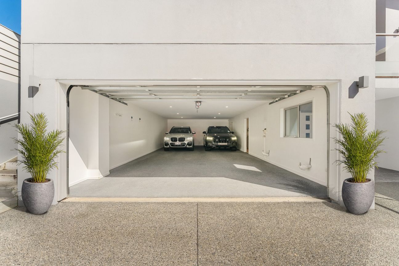 Central Mount with four car garaging - Vista 2