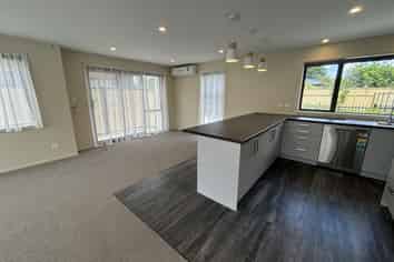 8 Adesanya Close, West End