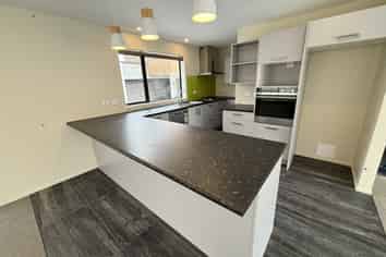 8 Adesanya Close, West End