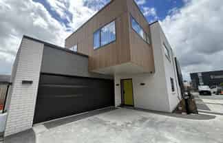 8 Adesanya Close, West End