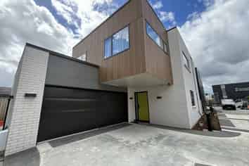 8 Adesanya Close, West End