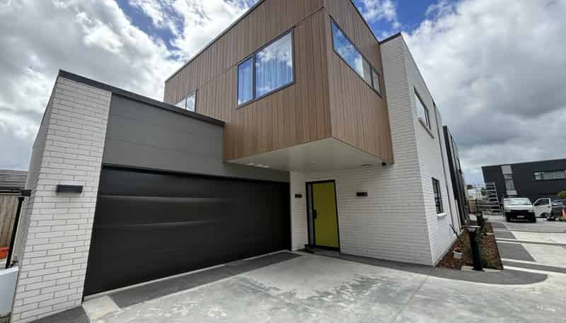 8 Adesanya Close, West End