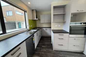 8 Adesanya Close, West End