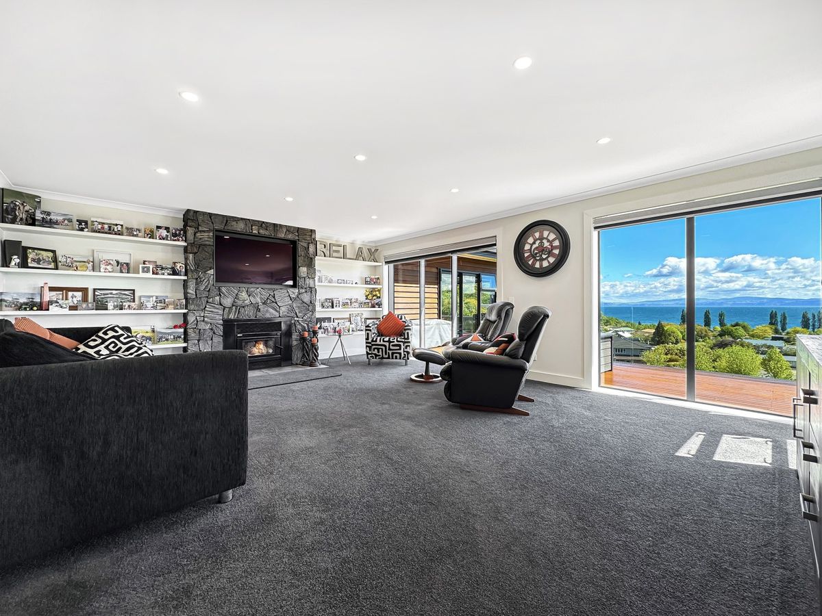 A Grandstand Position with Unrivalled Lake Views - Mehr