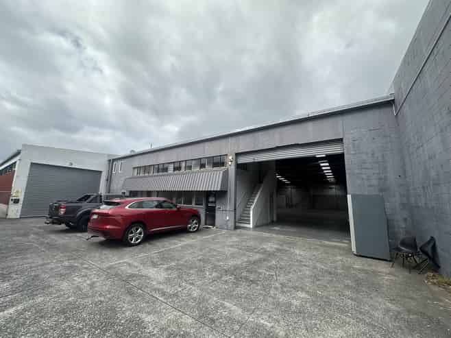 693sqm Industrial Unit with Dual Roller Doors