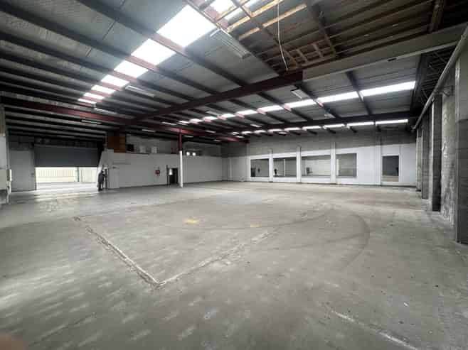 693sqm Industrial Unit with Dual Roller Doors