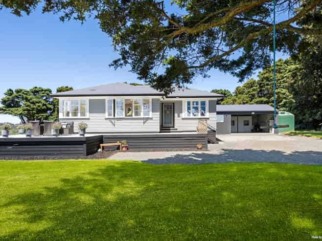 1423 Awhitu Road, Pollok