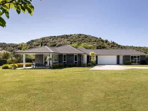 266 Lakes Boulevard, Pyes Pa