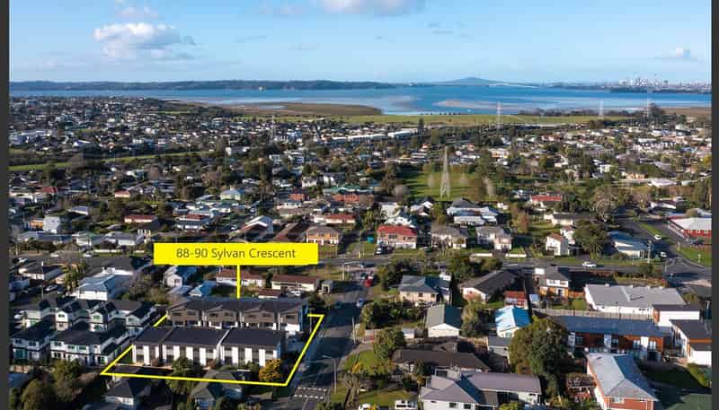 90C Sylvan Crescent, Te Atatu South