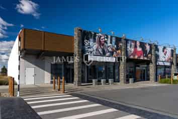Airport Retail with National Neighbours