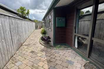 B/128 Lake Crescent, Hamilton Lake