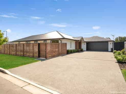 35 McQuillan Avenue, Woodend